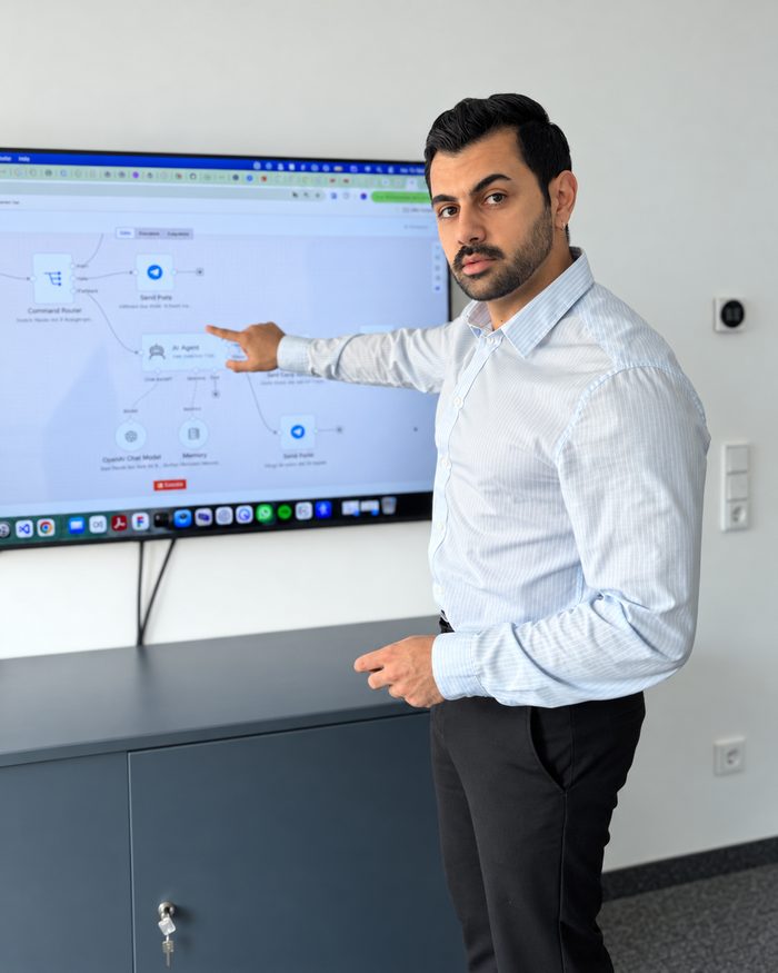 Erdem Pekel erklärt einen KI-Workflow auf dem Bildschirm